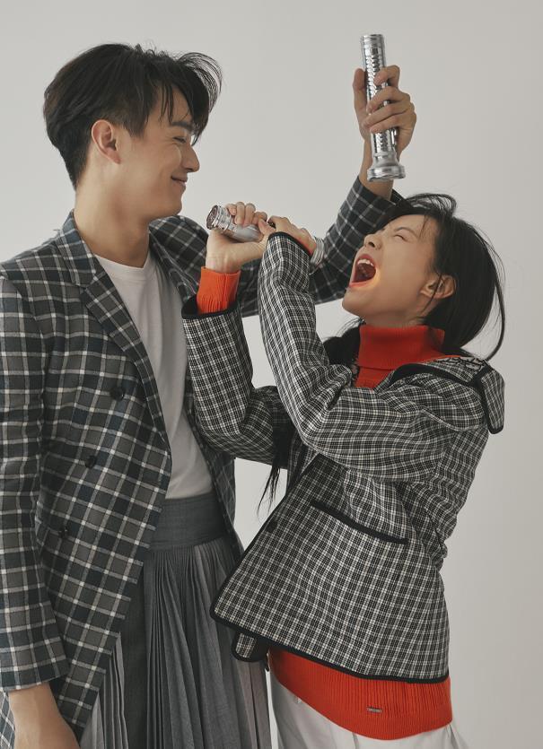 |许凯李一桐合体拍杂志,两人搞笑互动关系好,男帅女美超级养眼