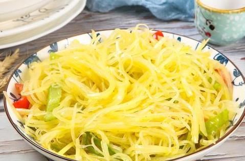 炒土豆丝，有人泡水有人焯水？其实都不对，难怪做出来不好吃