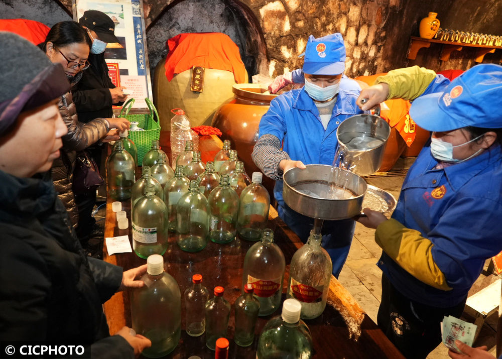 icphoto|广西桂林：象鼻山“打酒”过大年