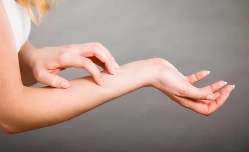 皮肤瘙痒|血糖偏高的人,睡觉时或会出现3个表现,不妨自查一下