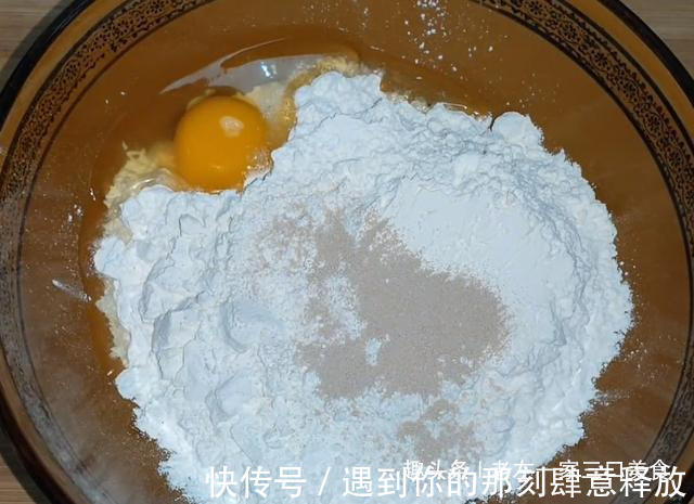 面粉里加一个鸡蛋，饭碗一扣，个个蓬松鼓大泡，比油条简单更好吃