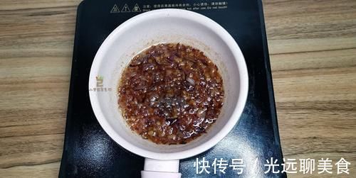 无论烙什么饼，和面时多加一种料，烙出的饼酥脆松软，凉了也不硬