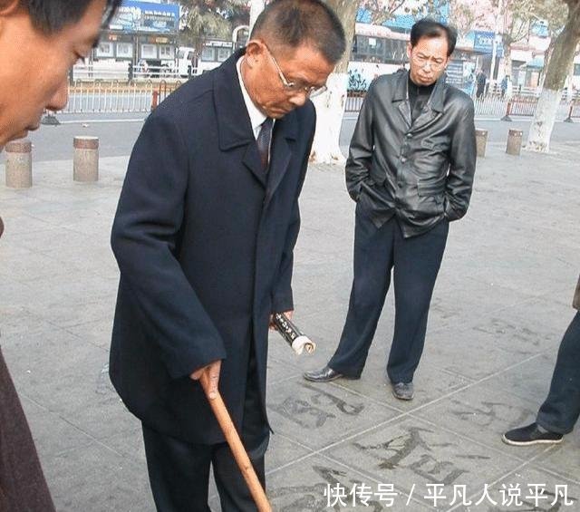专家|为何街头写书法的人字很好看,却不能被当作书法家专家给出解释
