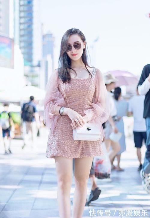 美女 时尚的姑娘喜欢粉色,这些粉色服饰搭配,既显成熟稳重、又显年轻