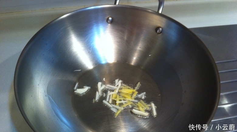 蛏子|老太太用这种方法，来做豉椒炒蛏子小海鲜的惹味吃法