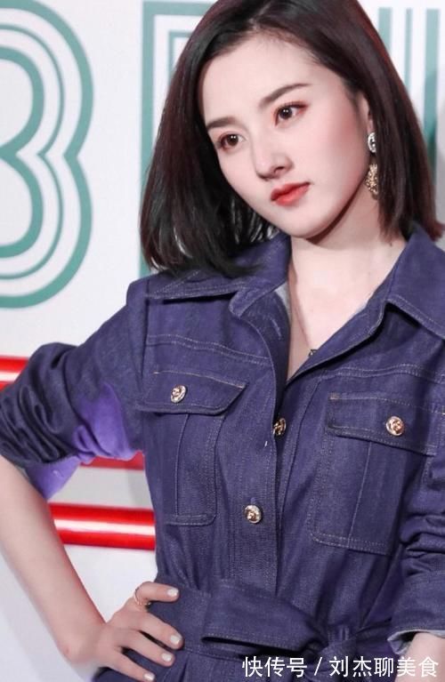 格子|小姐姐港风穿搭,中长发搭格子外套气质超赞,可爱俏皮少女感十足