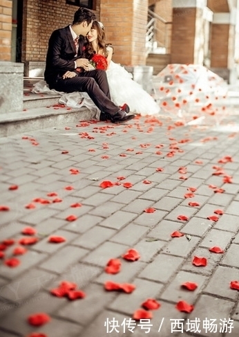 新娘|奇闻:新娘摆怪异姿势拍照,旁边有只脚不老实,成片后发现大问题