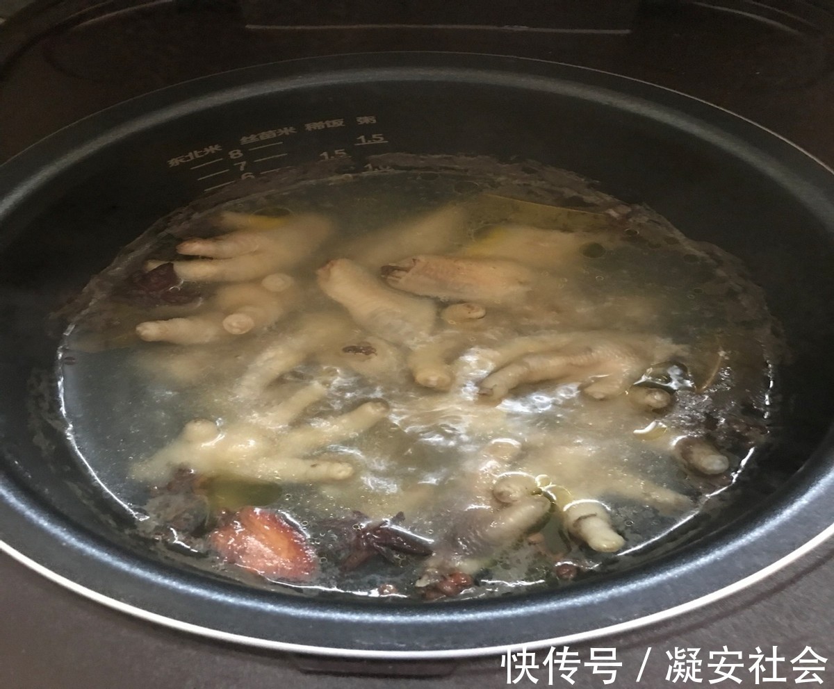 泡椒凤爪|网红小吃泡椒凤爪，在家做非常简单，酸辣开胃