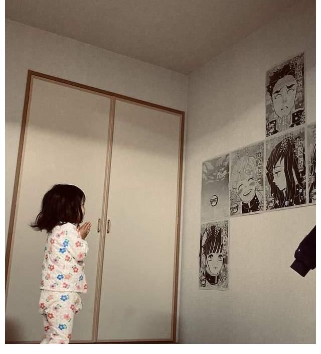小女孩|女儿着迷《鬼灭之刃》！每天起床膜拜角色，妈妈：他们不是祖先啊