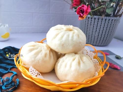 春天这菜是个宝，用它蒸包子鲜香美味，比肉馅的好吃，出锅连吃3个真过瘾