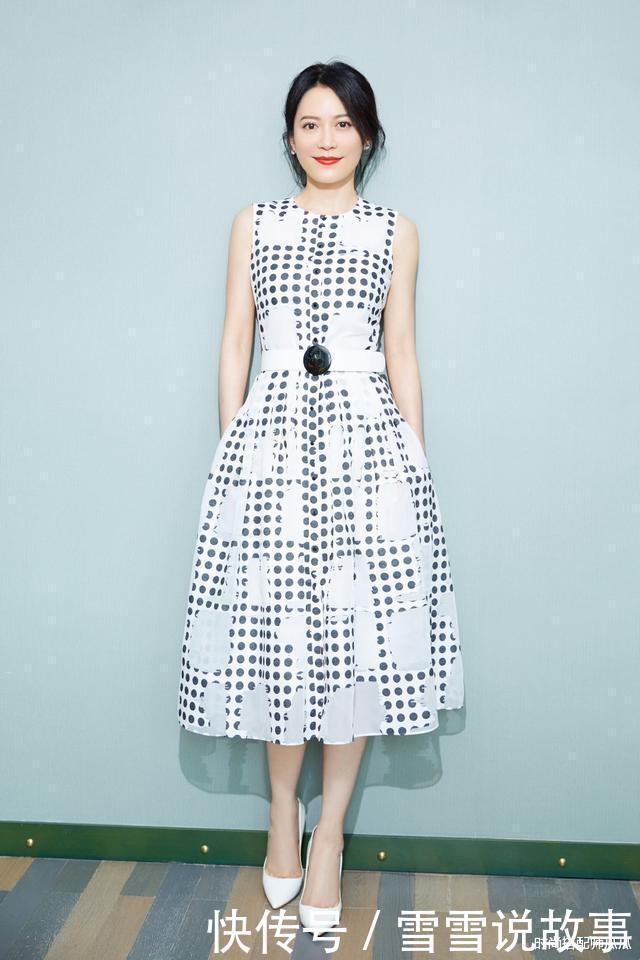 50岁女人穿衣不显老！记住这3点最关键，时髦气质更显年轻！