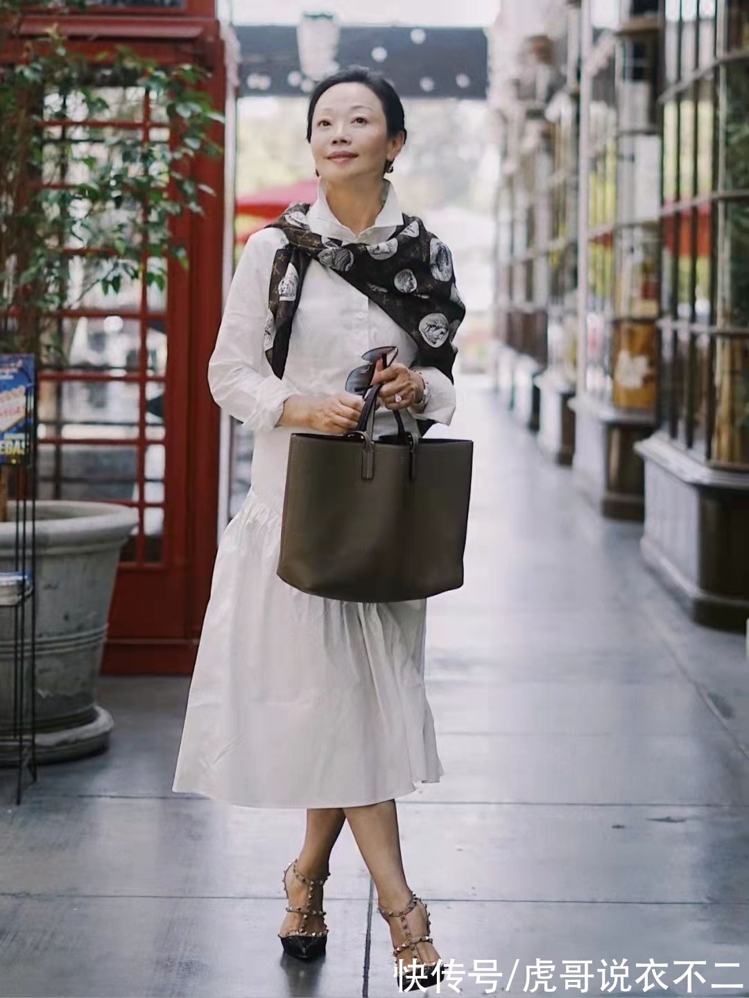 白色系|这位“妈妈辈”好会穿，4个技巧打造优雅气质，美成穿衣典范