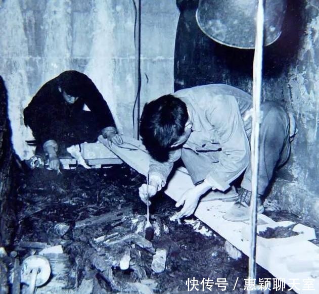 又一组万历帝陵考古挖掘现场老照片,图6是出土的万历皇帝龙袍