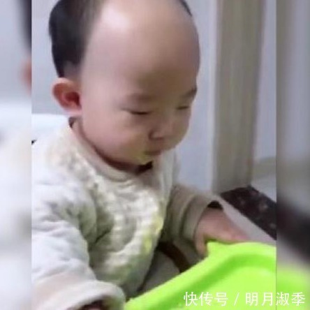 小技巧|2岁儿子乖巧吃饭,“地中海”发型太吸睛,网友:上辈子是个阿哥