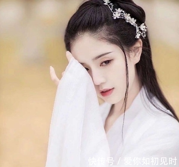 湘帘|卷湘帘、浓绿入灵眸，偏有一红倚叠翠，香淡淡、韵悠悠