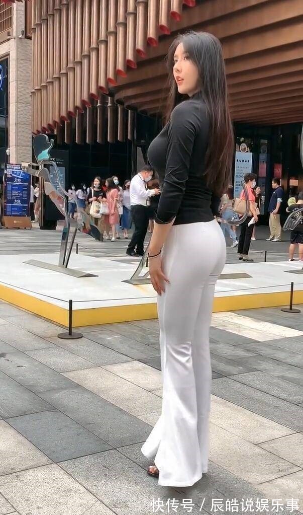 高跟鞋 美女真的是太卡哇伊了,身穿粉色卫衣搭配羽绒衣,漂亮而又精致