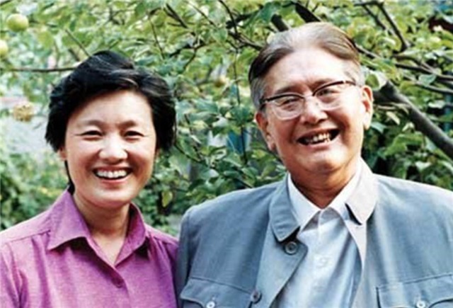 时尚$章含之:参加女儿洪晃的时尚活动,自己是全场唯一的时尚老太