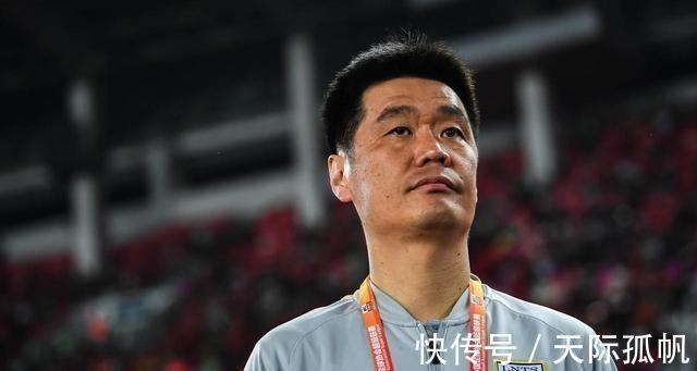 国足|李霄鹏真的比李铁强吗?只不过左手换右手而已