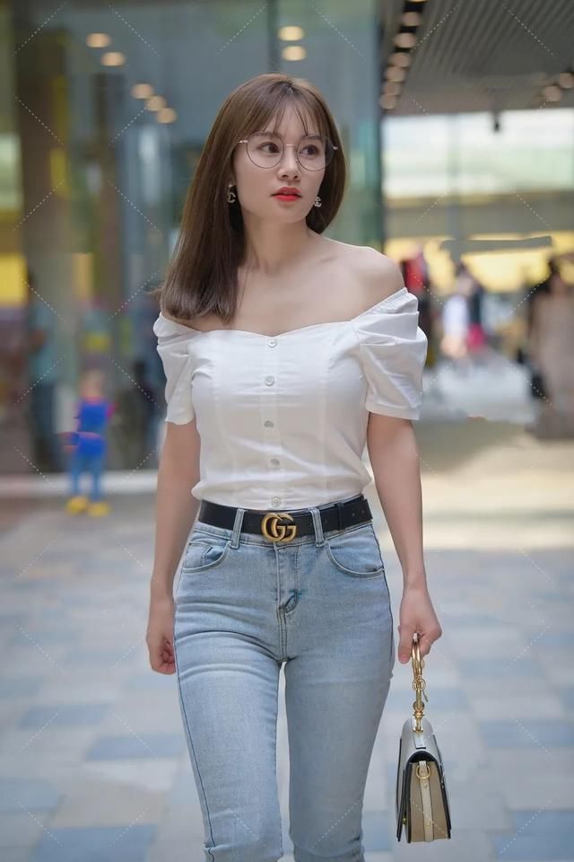 气质 一字肩上衣凸显气质搭配牛仔裤,精致端庄还显瘦