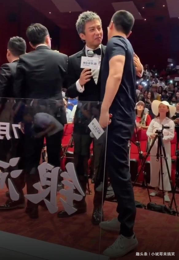 有一種跑男情叫鄧超朱亞文，活動現場兩人竊竊私語，成為全場焦點