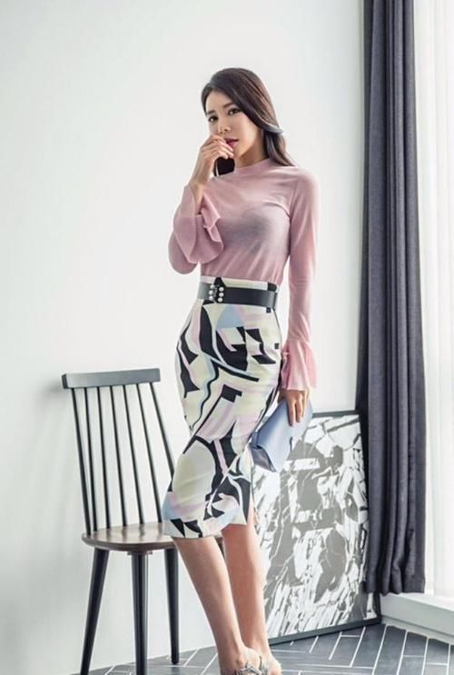 街拍小姐姐半身裙的美加上几何的美妙绝伦，夺人目光