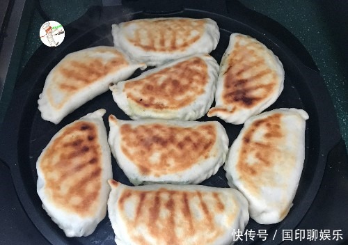 做韭菜盒子,用烫面还是发面学会这方法,饼皮边角,凉了也不硬