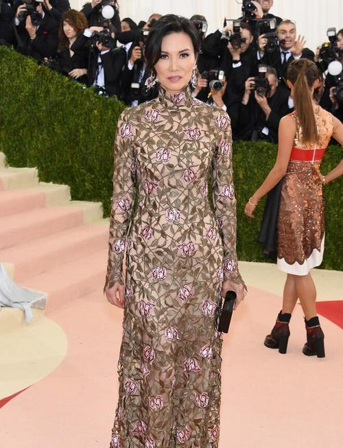 不老女神|邓文迪不愧是“商圈女神”,亮片修身连衣裙秀曼妙身材,高挑精致