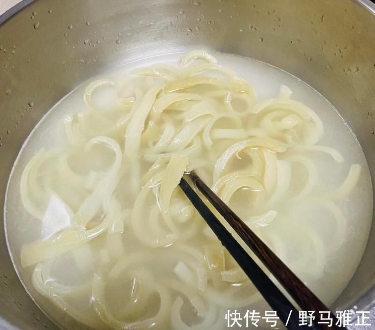 做猪皮冻，不能直接焯水！多做1步，晶莹剔透，爽滑Q弹，没腥味