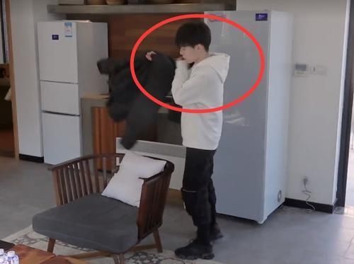 小动作|蔡卓宜耍小心机,与陈越两人共处一室,小动作表明下一步安排