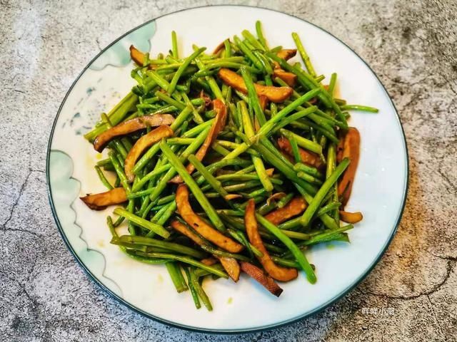 餐桌上最有春天味道的一道菜，见着的人都抢着吃，做法简单快手