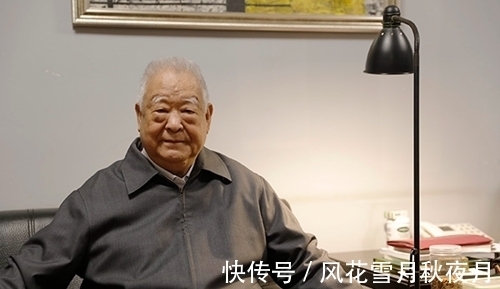 作家#莫言游母校,90岁恩师送首打油诗,他当场回诗一首,水平高下立判