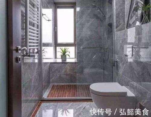 装修风格|卫生间地面不要再贴瓷砖了,头一次见这种设计,排水速度快10倍
