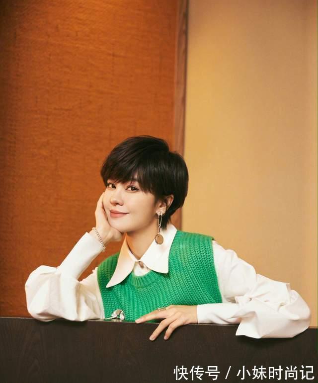 郁可唯|郁可唯的身材真好！白色衬衫搭配绿色马甲，线条可太完美了！