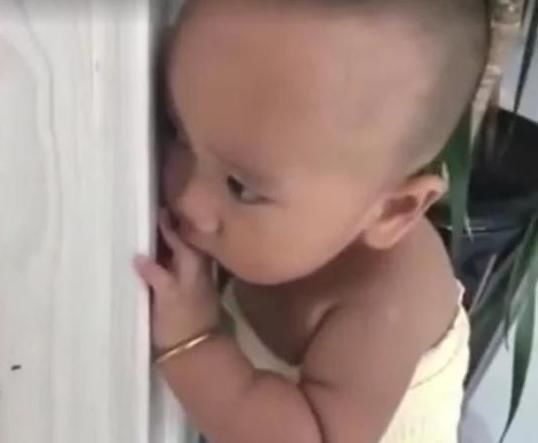 罚站|1岁宝宝犯错被罚站,使眼神向老爸求救,爸爸我也害怕