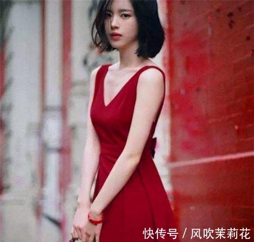 街拍:娇艳欲滴的小美女,一条优雅的短裤,尽显白皙美腿