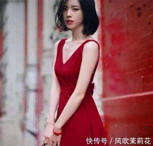 街拍：娇艳欲滴的小美女，一条优雅的短裤，尽显白皙美腿