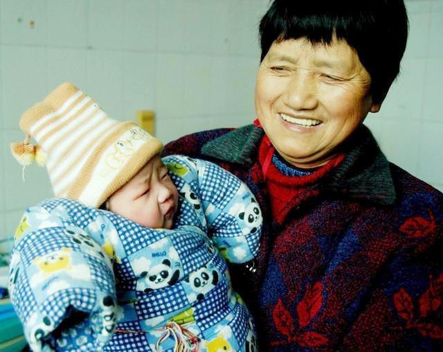 典故|爸爸姓“左”,妈妈姓“右”,婆婆给娃取的名字,让全家人称赞