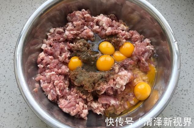 不用面粉的炸丸子,莲藕鸡蛋加点肉,香酥不油腻