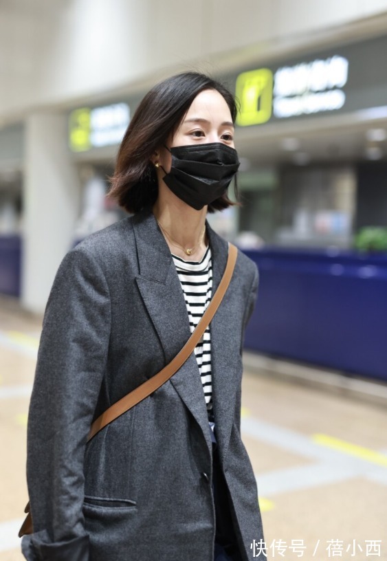 穿搭|张钧甯穿得越简约越高级，西装内搭条纹T恤，再穿阔腿裤时髦洋气