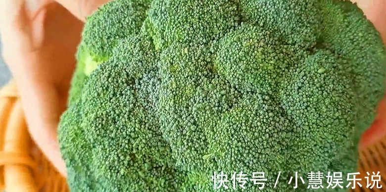 炒西兰花，最忌直接炒和焯水了，教你3招，脆嫩入味，营养不流失