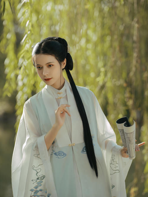  楚楚动人|有一种汉服叫“白月光裙”，仙气又温柔，自带“楚楚动人”滤镜