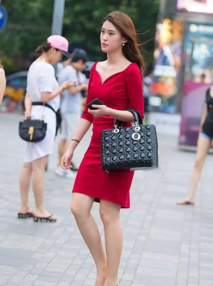 裙装|气质女孩偏爱裙装穿搭，一条惹眼红色连衣裙搭配，时尚减龄