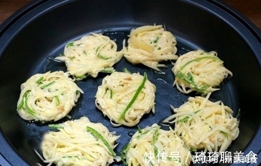 家人|香辣补钙的早餐饼，营养好吃，家人隔三差五就喊馋，一盘瞬间吃光