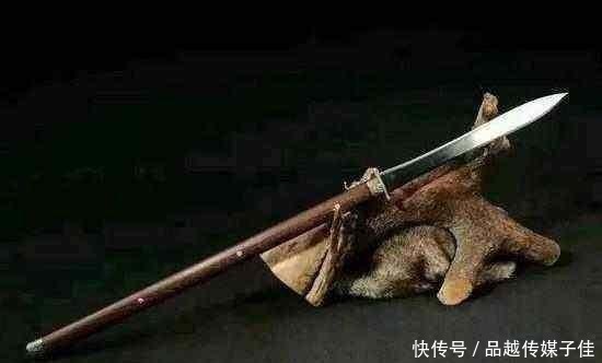 82斤重|普通刀剑只有2斤重，青龙偃月刀却重达82斤，关羽真的拿得动吗