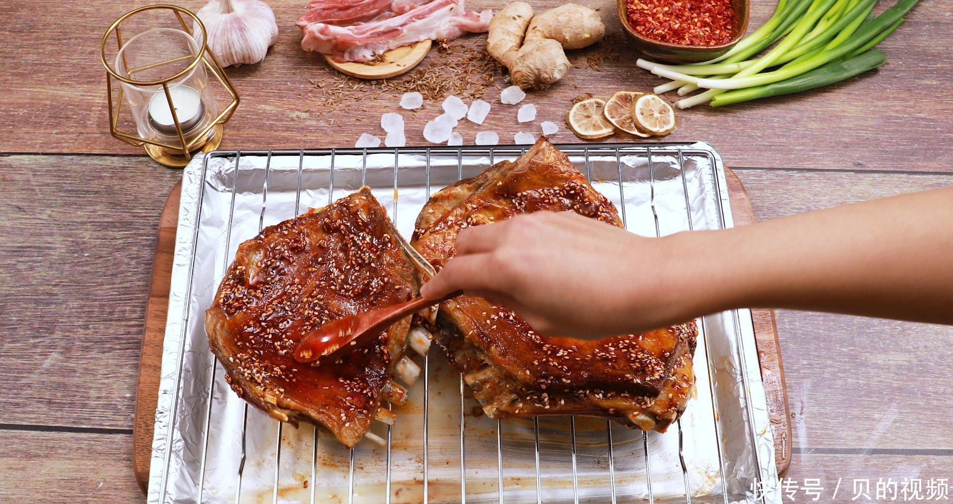 捞出来|烤羊好吃不好吃主要看酱汁,外表焦酥入口微甜,肉香浓郁嫩到出汁