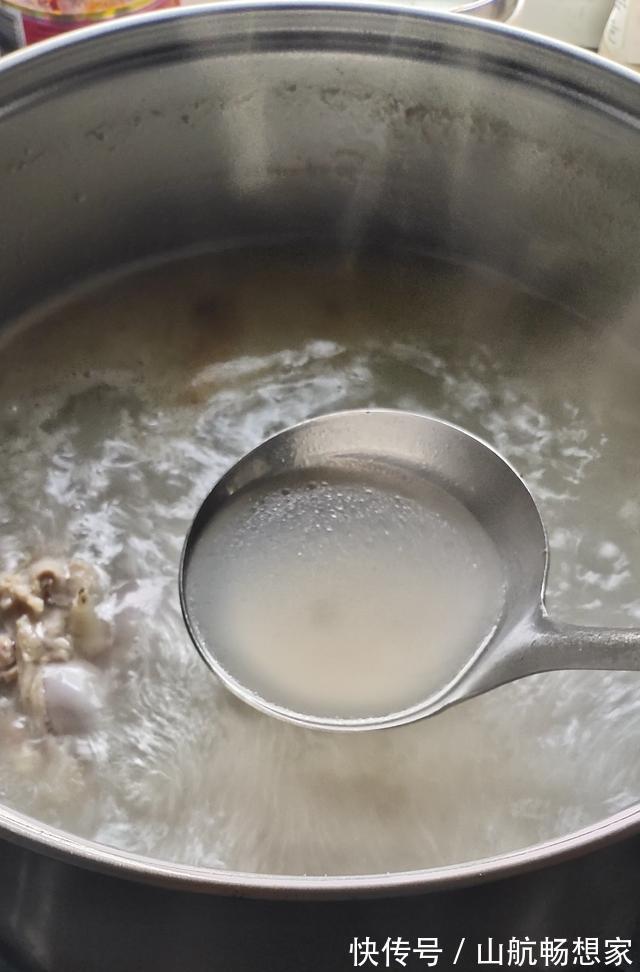 骨头|面馆骨头汤里加了什么？喝起来特别香浓，多方打听，我才知道原因