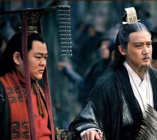 临终前|诸葛亮临终前阿斗问了一个问题，才知道阿斗一直是在装傻!