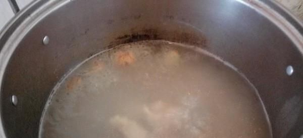 肋排|煮肉时,上面的“浮沫”是精华还是脏东西,需要撇去吗?