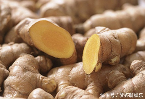 睡觉前把“生姜”涂在脚底,坚持一周后,四个好处会找上你