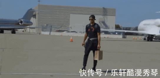接种疫苗|维金斯接种疫苗后首度亮相!勇士出征波特兰他面无表情,没笑容